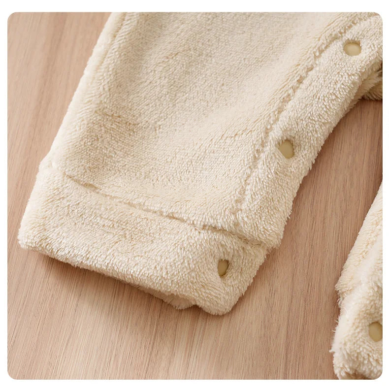 Macacão Bebê Inverno Urso Bege com Capuz detalhe 12 Raizza Kids