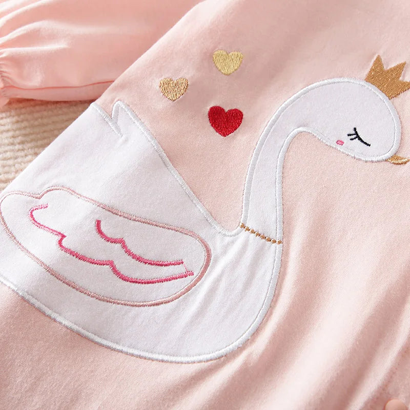 Macacão Bebê Menina Cisne Bordado detalhe 5 Raizza Kids