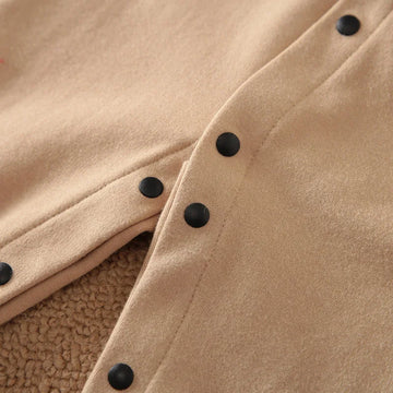 Macacão Bebê Gentleman Cáqui em Algodão detalhe 4 Raizza Kids
