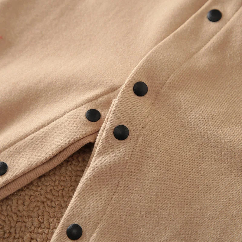 Macacão Bebê Gentleman Cáqui em Algodão detalhe 4 Raizza Kids