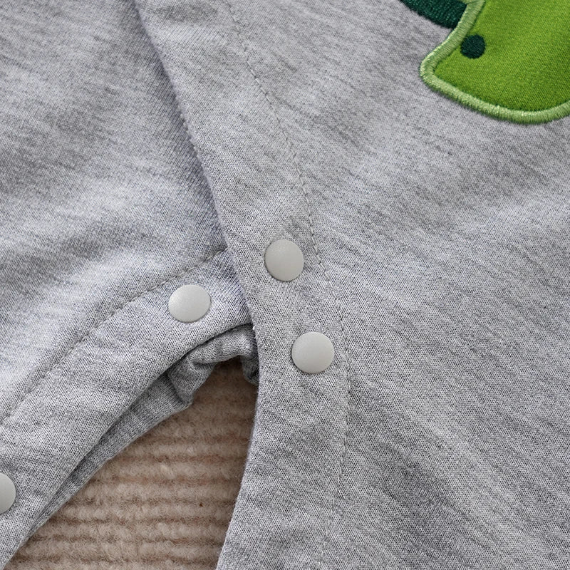 Romper Bebê Dinossauro 3D Verde detalhe 5 Raizza Kids