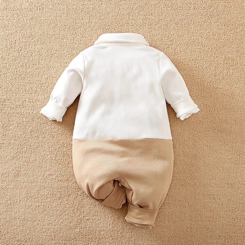 Macacão Bebê Gentleman Cáqui em Algodão detalhe 2 Raizza Kids