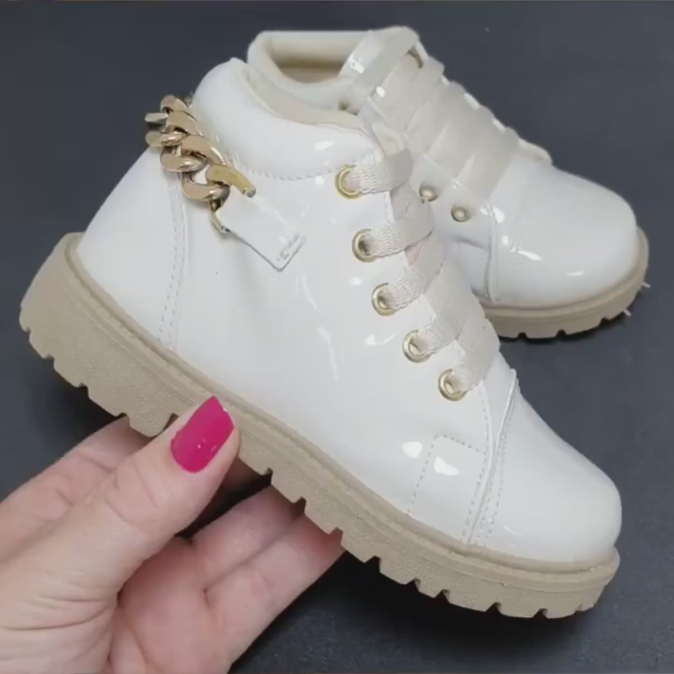 Bota Infantil Feminina com Corrente Coturno